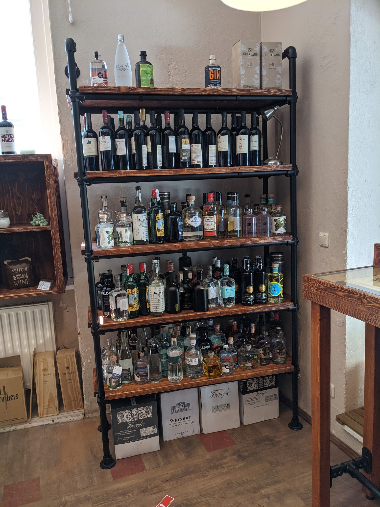 M&ouml;bel im Weinladen Baires