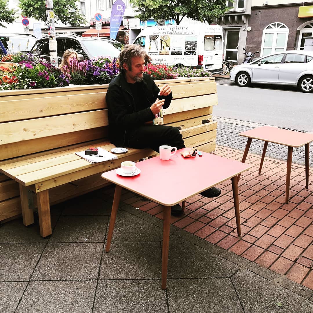 Outdoor-Sitzanlage für das Café 24 Grad